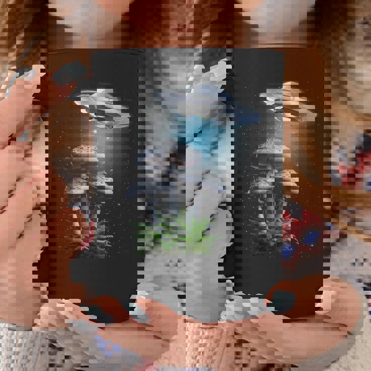 Ufo Hovering Over Weird Mushroomsci-Fi Magichrooms コーヒーマグ 面白い贈り物