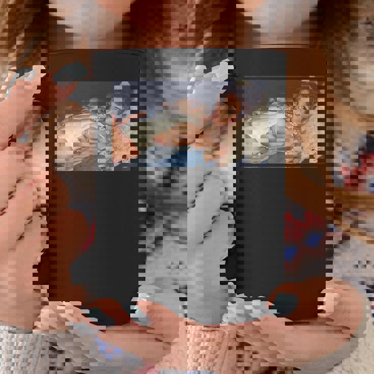 Girl On It 「ソファの上のセクシーなビキニモデル」 コーヒーマグ 面白い贈り物