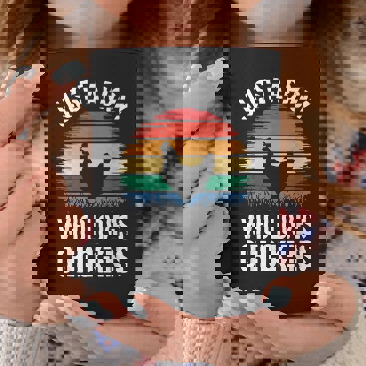 Just A Boy Who Loves Chickens シャツ キッズ 幼児 男の子 チキン コーヒーマグ 面白い贈り物