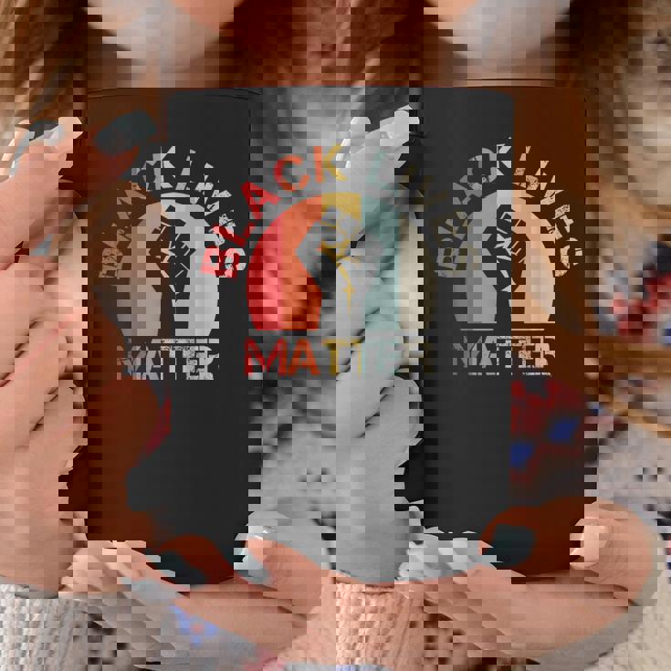 Lives Matter Raised Fist Retrointage No Racism コーヒーマグ 面白い贈り物