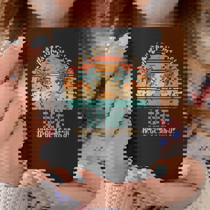 Lyra Cute Retro Girls Groovy Lyra Personalized Name 長袖tシャツ コーヒーマグ 面白い贈り物