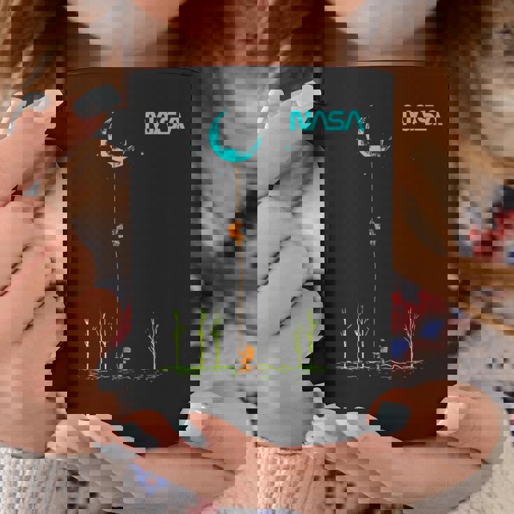 Nasaの宇宙飛行士がロープを登ってムーンワームのロゴを目指す コーヒーマグ 面白い贈り物