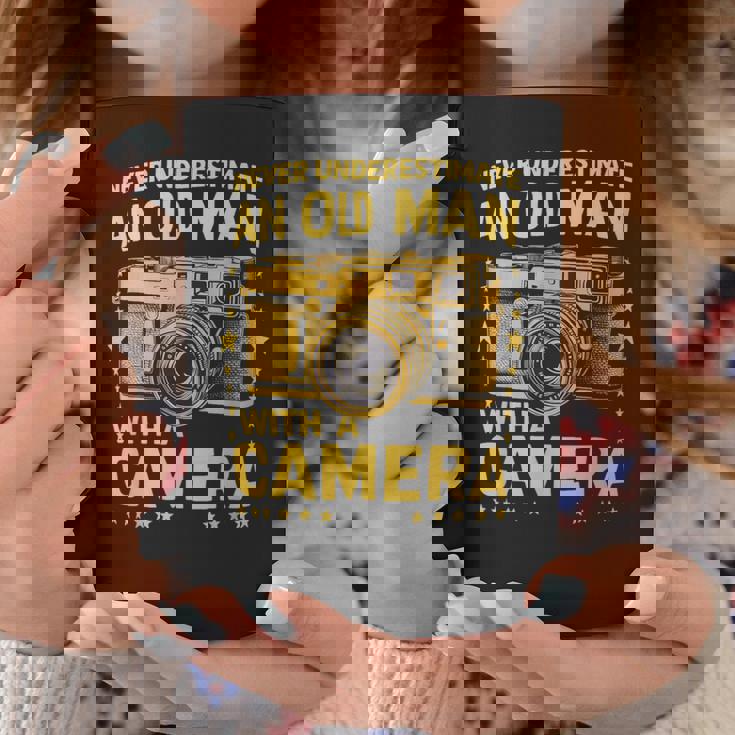 Never Underestimate An Old Man With A Camera レトロ ヴィンテージ コーヒーマグ 面白い贈り物