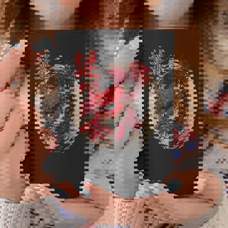 Redpider Lily の 彼岸花 または ヒガンバナ と 日本の天狗の面 の グラフィック コーヒーマグ 面白い贈り物