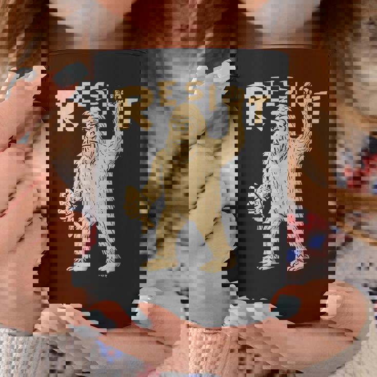 Resist サスカッチティー—面白いクリプティッド抗議 コーヒーマグ 面白い贈り物