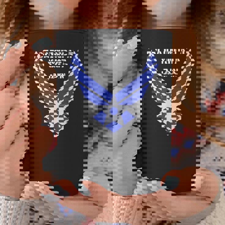 Stationed At Yokota Japan 日本 キャンプ 横田 よこた での任務のツアー コーヒーマグ 面白い贈り物