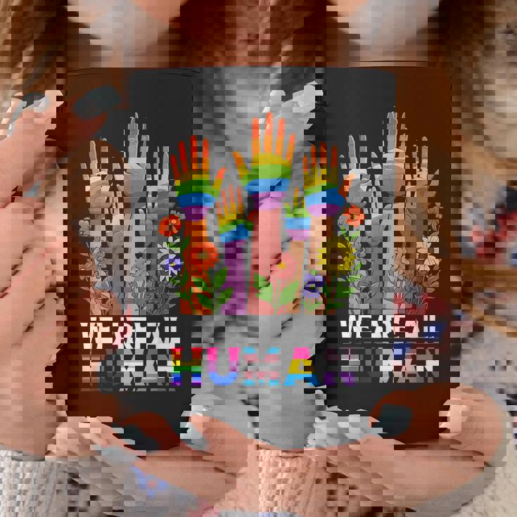 We Are All Human レインボー Lgbt Lgbtq トランスジェンダー ハンドフラワー コーヒーマグ 面白い贈り物