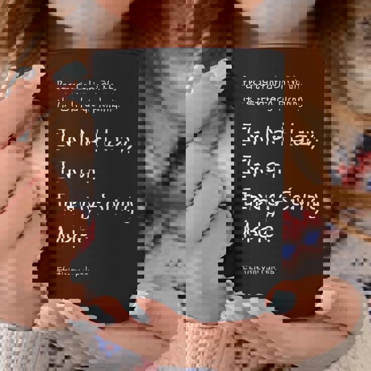 ”私は怠けているのではなく、省エネモードなんです。英訳）ユニークなメッセージ コーヒーマグ 面白い贈り物