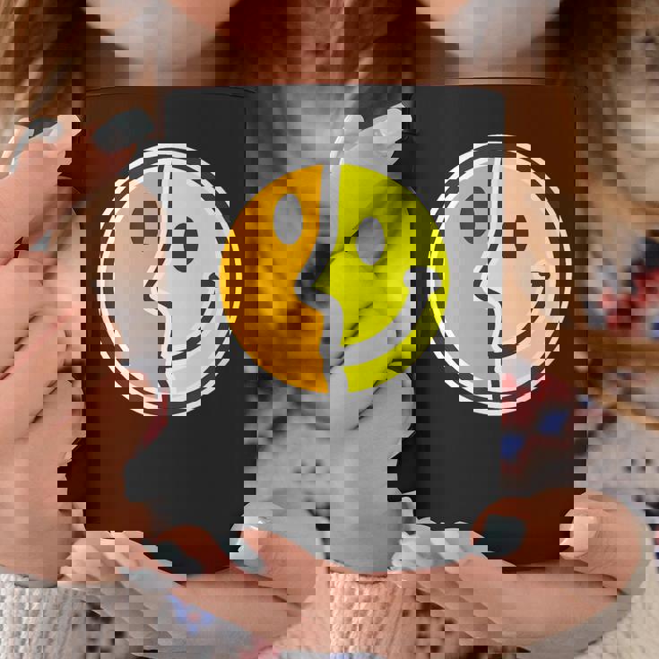 【ピカソ風】スマイル フェイス 笑顔（パロディ）キュビズム【スマイリー】ニコニコ 黄色 ポップ かわいい コーヒーマグ 面白い贈り物