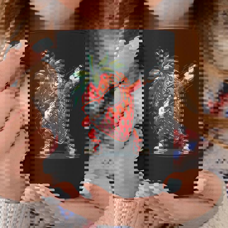いちごを軽くたたくダンスいちごの果実を軽くたたく コーヒーマグ 面白い贈り物