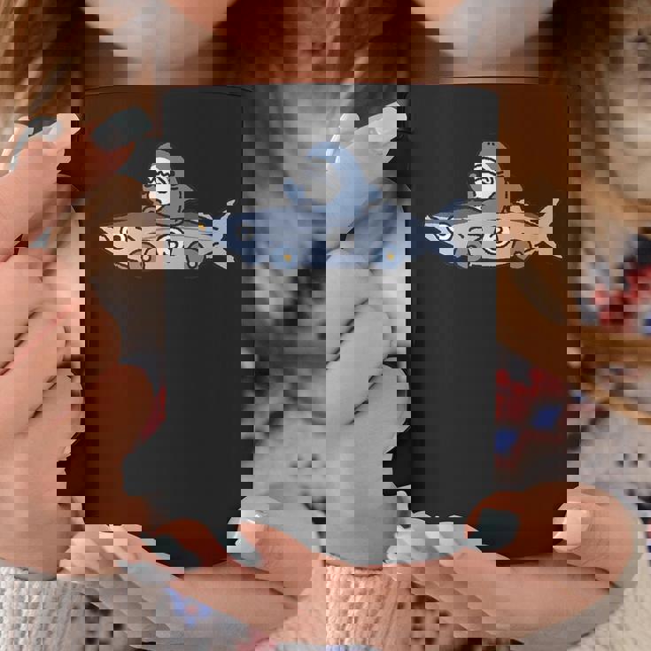 おさかなのくるまを運転するサメ コーヒーマグ 面白い贈り物