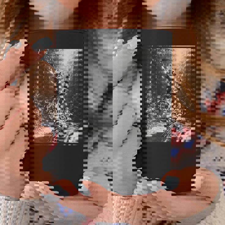 おもしろいアライグマ乗馬トラ驚いた怖い猫の自撮り。 コーヒーマグ 面白い贈り物