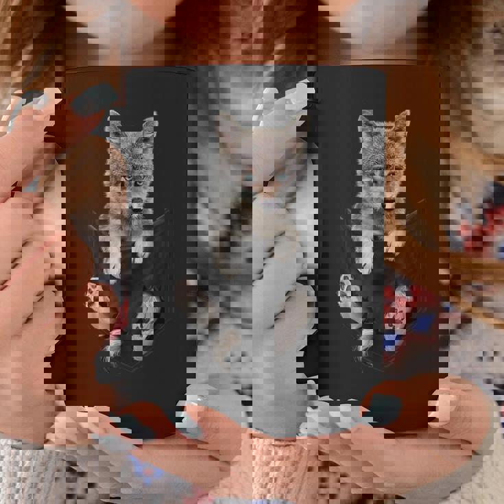 かわいい毛皮のような茶色のオオカミのポケット コーヒーマグ 面白い贈り物