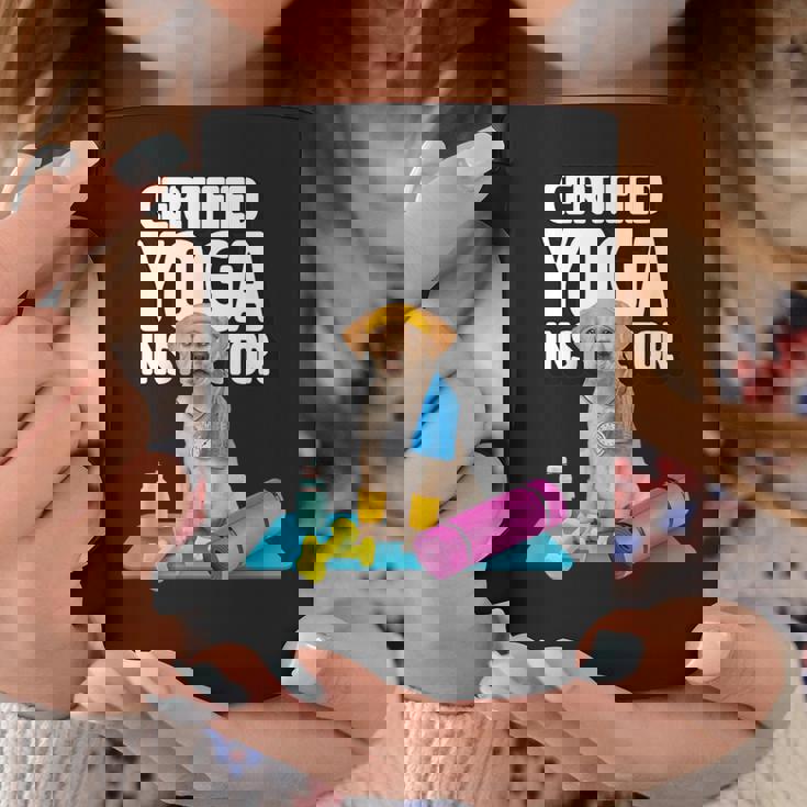 かわいい黄色いラブラドールヨガの先生が犬の子犬のためにヨガを作ります。 コーヒーマグ 面白い贈り物