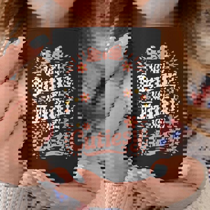 かわい子ちゃんの服はとても控えめで、とてもマインドフルで、とてもかわいいです。 コーヒーマグ 面白い贈り物