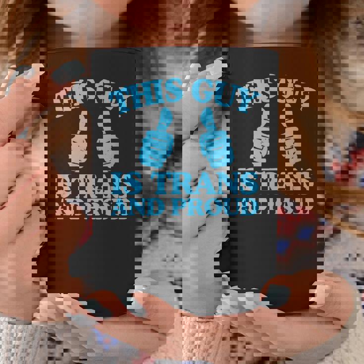 この男はトランスジェンダーで誇り高きトランスジェンダープライド二本指 コーヒーマグ 面白い贈り物