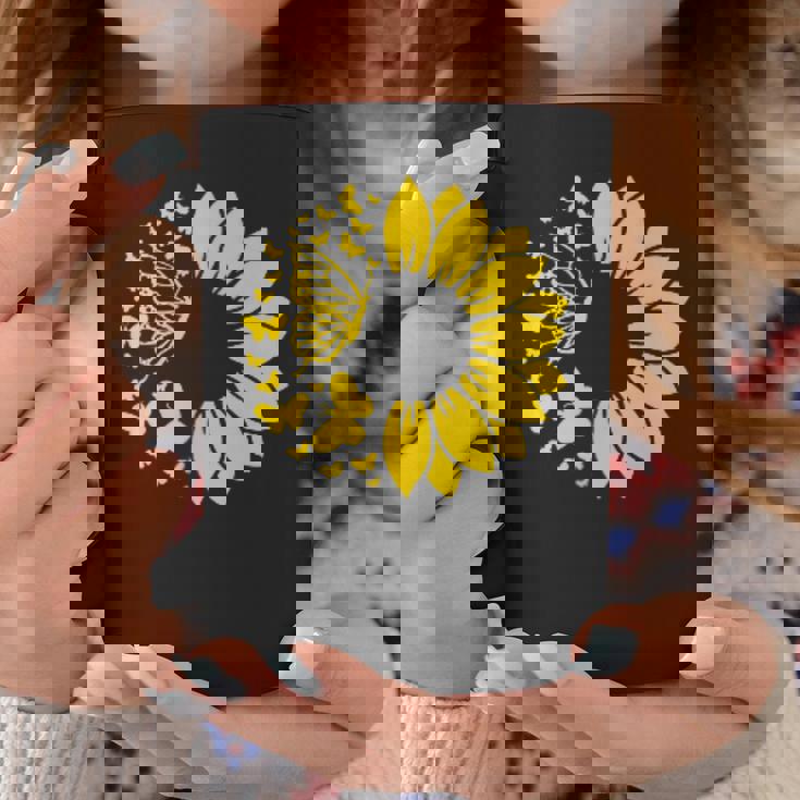 ひまわりと蝶のシルエット、自然の調和。 コーヒーマグ 面白い贈り物