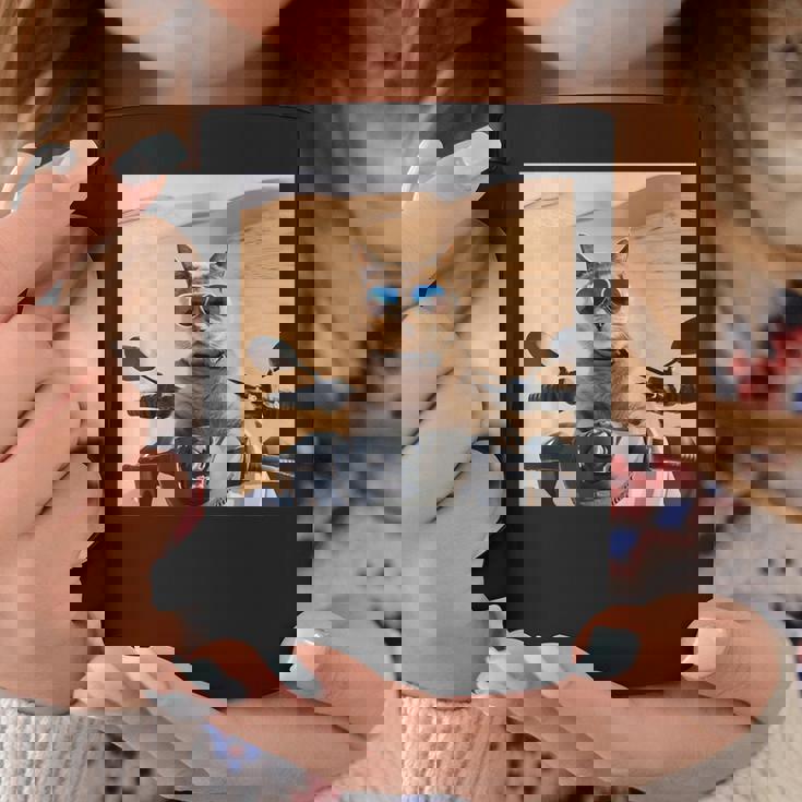 アラビア砂漠でサングラスをかけた猫、ドバイにマッチ。 コーヒーマグ 面白い贈り物