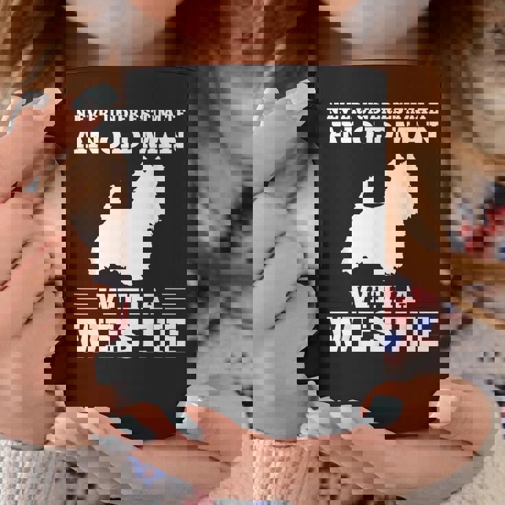 ウェスティ・ドッグを飼っている老人を決して過小評価しないでください コーヒーマグ 面白い贈り物