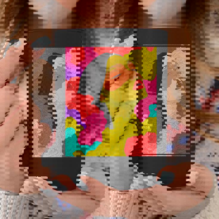 カラフルなドリームスケープ – シュールな顔と抽象的な波 コーヒーマグ 面白い贈り物