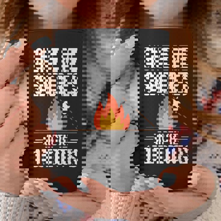 キャンプ&ハイカー向け、スモーズアンドザアウトドアデザインを与えてください コーヒーマグ 面白い贈り物