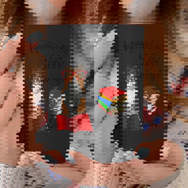 キュート・ハピネス・イズ・シェルティー・アンド・ブックス・シェルティー・マム コーヒーマグ 面白い贈り物