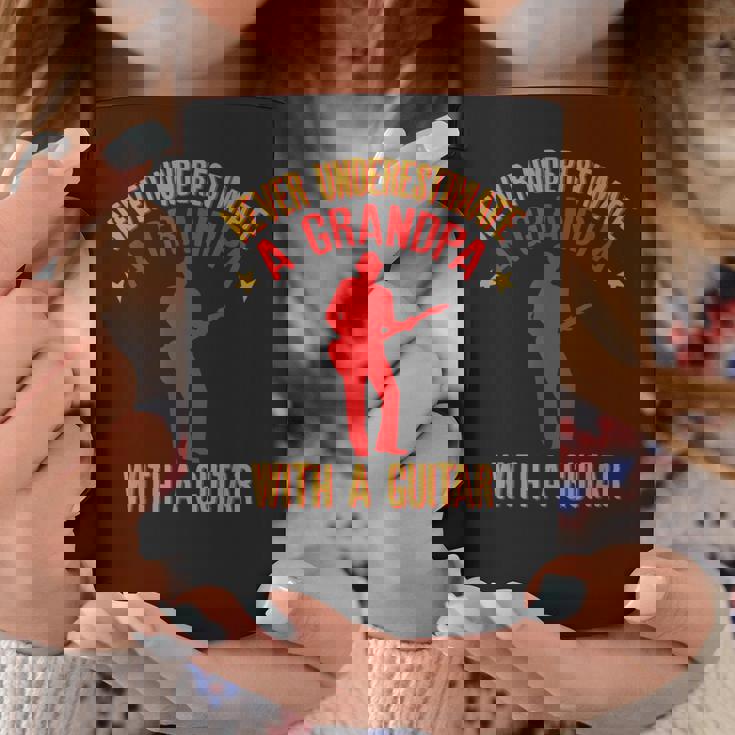 ギターを持ったおじいちゃんを決して過小評価しないでください コーヒーマグ 面白い贈り物