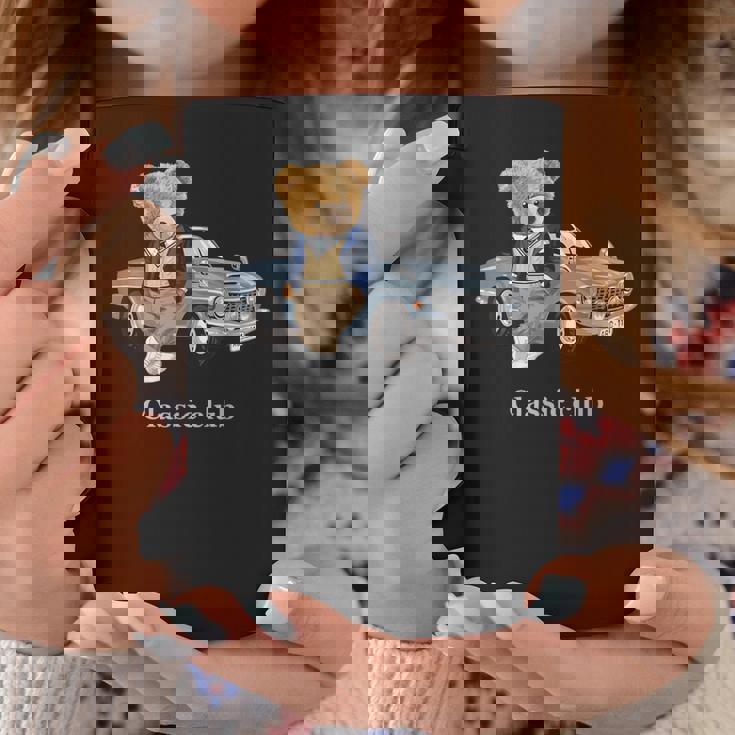 クラシックカーがかわいいテディベア。 コーヒーマグ 面白い贈り物