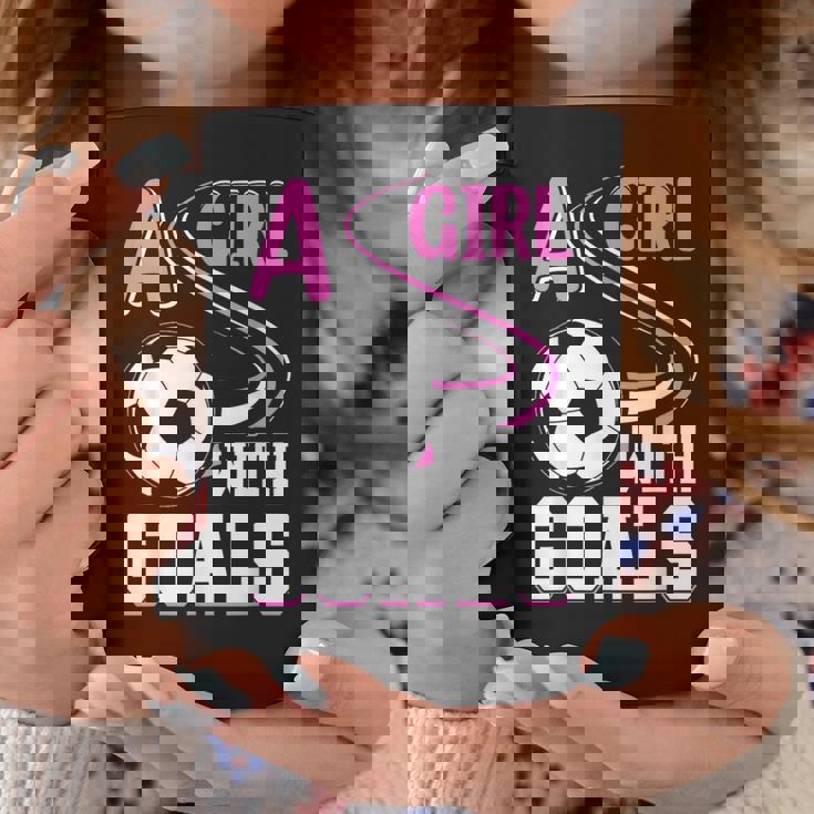 サッカーでゴールを決めた少女 コーヒーマグ 面白い贈り物