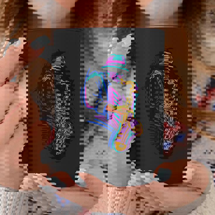 サックス奏者 ジャズ好きのためのカラフルなラインアート コーヒーマグ 面白い贈り物