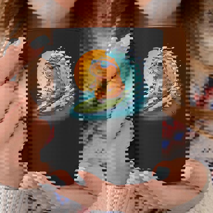 サングラスでサーフィンカピバラ コーヒーマグ 面白い贈り物