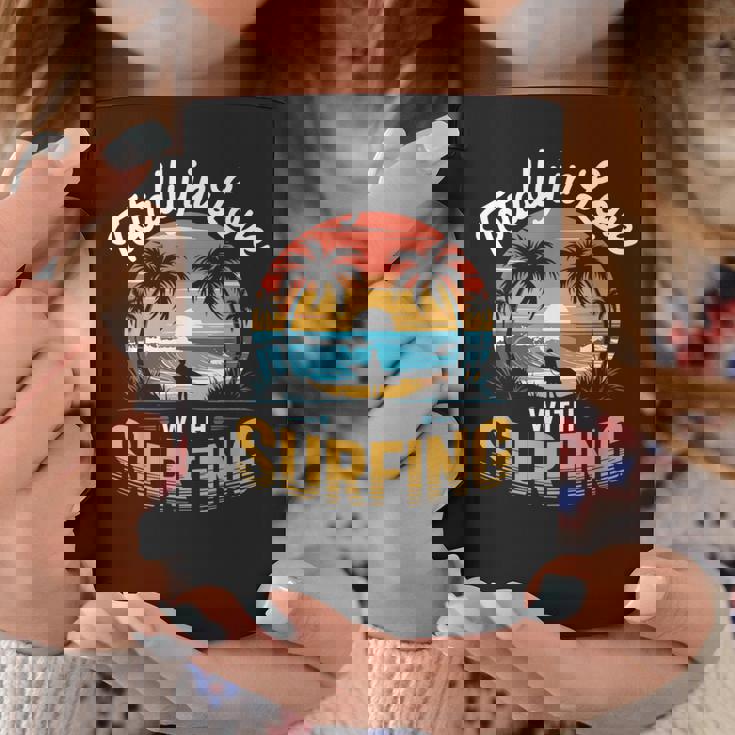 サーフィンサーフボードが大好き。メンズサーフボーダー用。 コーヒーマグ 面白い贈り物