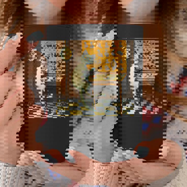 シュールレアリスト絵画 チェスをする猫とサルバドール・ダリ コーヒーマグ 面白い贈り物