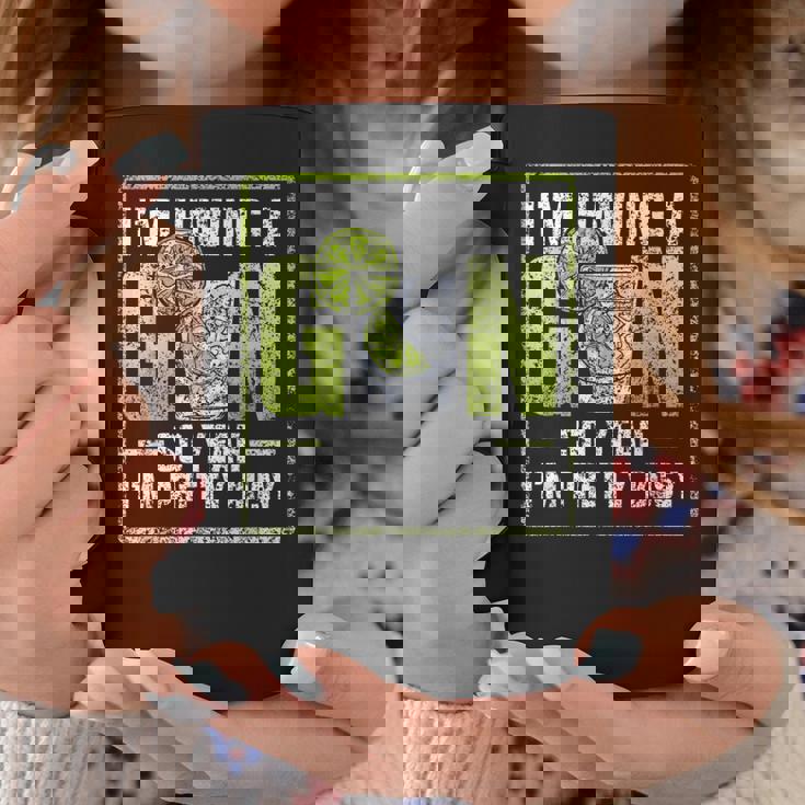 ジンを飲んでるんだ。 恋人 ドリンク ジンズ アルコール ジン コーヒーマグ 面白い贈り物