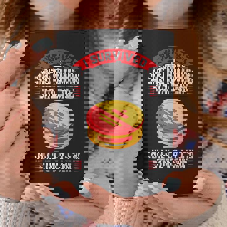 スウェーデンのシュールストレミング・チャレンジを生き延びた コーヒーマグ 面白い贈り物