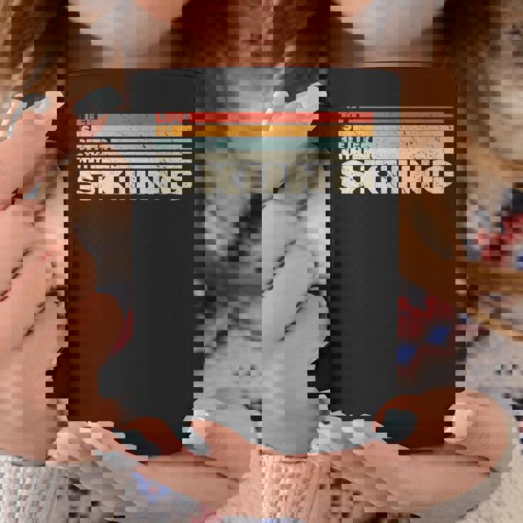 スキースノースキーヤーとレトロなスノウスキーで人生はより良い。 コーヒーマグ 面白い贈り物