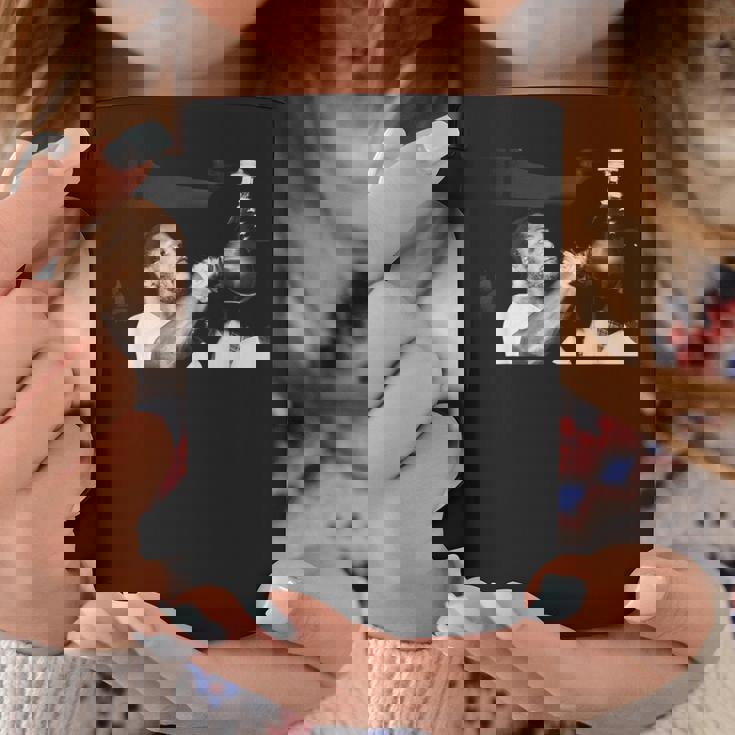 スモーキン・ジョー・フレイジャーのトレーニングでモハメド・アリのボクシングファイトに コーヒーマグ 面白い贈り物