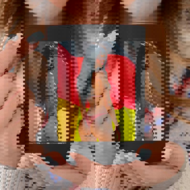 セクシーガールグラフィックtシャツ 「ビキニピンナップガール&ドイツ国旗」 コーヒーマグ 面白い贈り物