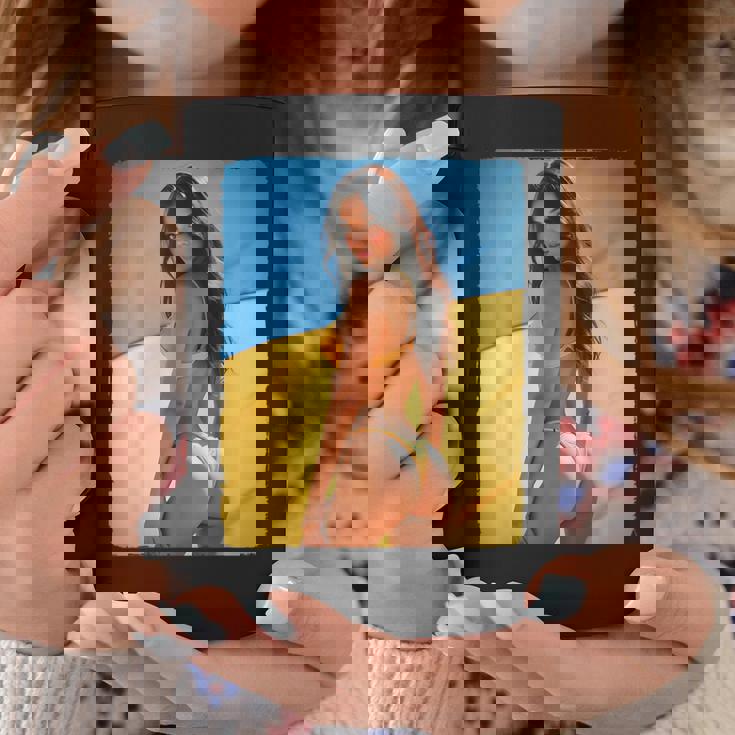 セクシーガールグラフィックtシャツ 「モダンピンナップガール&ウクライナ国旗」 コーヒーマグ 面白い贈り物