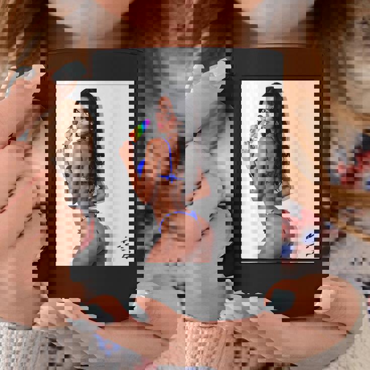 セクシーガールグラフィックtシャツ アイスポップのセクシーなラティーナブーティーガール。 コーヒーマグ 面白い贈り物