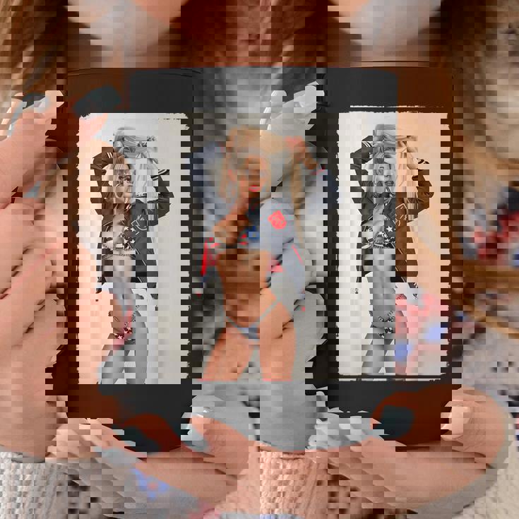 セクシーガールグラフィックtシャツ ブロンドボンシェルビキニピンナップガール コーヒーマグ 面白い贈り物