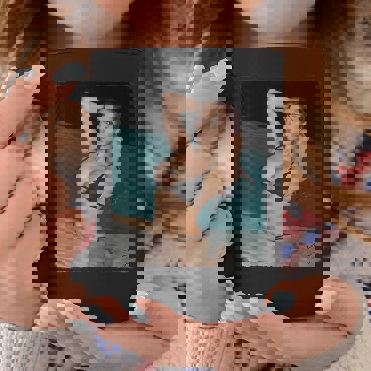 セクシーガールグラフィックtシャツ プールでセクシーなアジアのピンナップガール コーヒーマグ 面白い贈り物