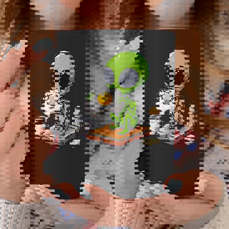 トーストに目玉焼きを食べるエイリアン コーヒーマグ 面白い贈り物