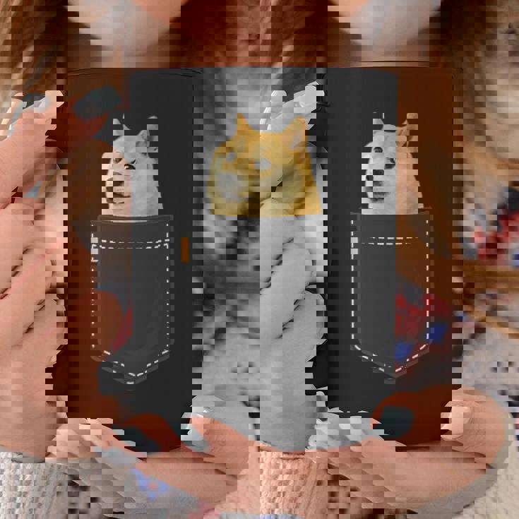 ドージコイン 胸ポケットの中にクリプト ミーム ドッグミーム ロゴ ドージコイン コーヒーマグ 面白い贈り物