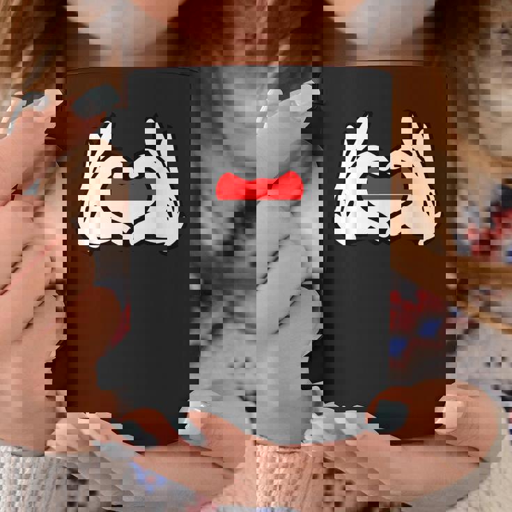 ハートを形作る漫画の手 インドネシア国旗 コーヒーマグ 面白い贈り物