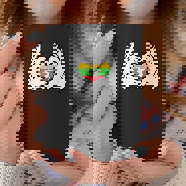 ハートを形作る漫画の手 ミャンマー国旗 コーヒーマグ 面白い贈り物