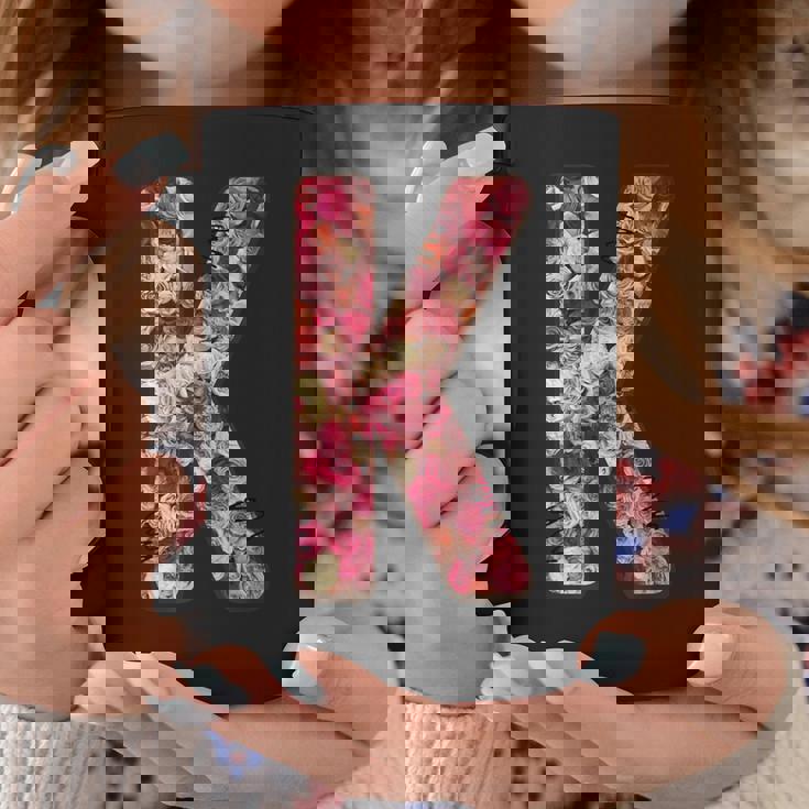 バラ柄のフローラルモノグラムk コーヒーマグ 面白い贈り物