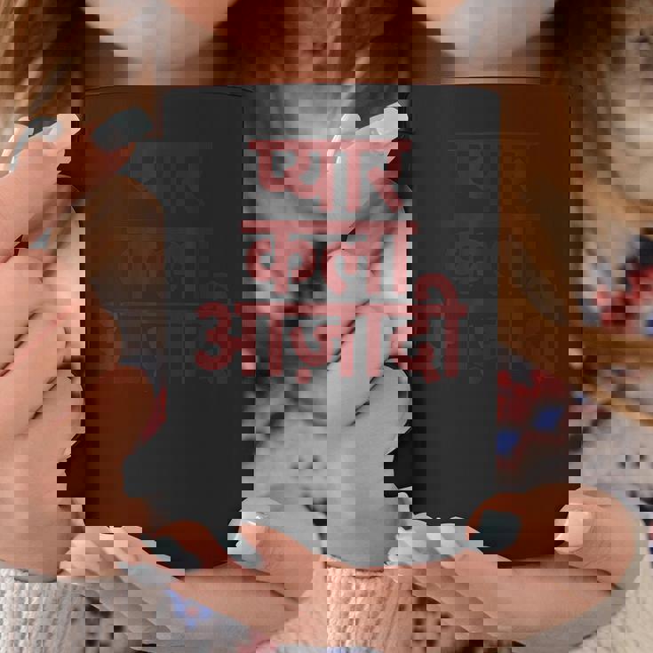 ヒンディー語で書かれた愛、芸術、自由 コーヒーマグ 面白い贈り物