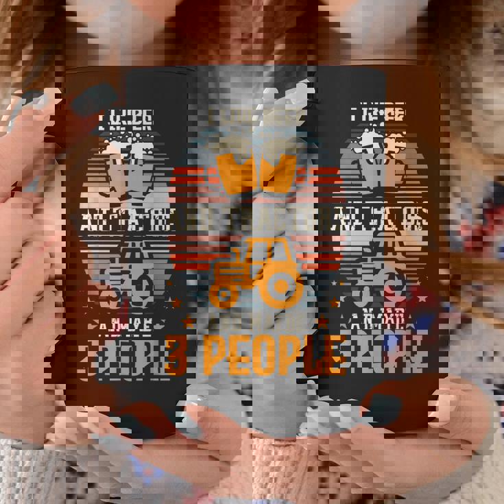 ビールとトラクターが好きで、たぶん3人で農作業をしています。 コーヒーマグ 面白い贈り物