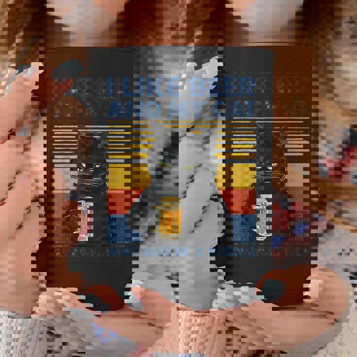 ビール好きで猫が手にビールを飲んでビール友達を応援 コーヒーマグ 面白い贈り物